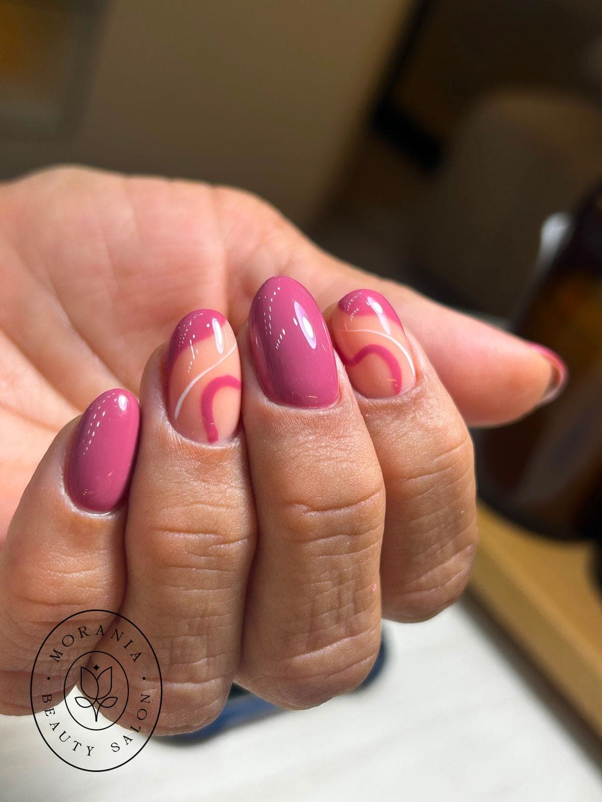 Diseño de uñas rosa polvo con swirls abstractos en nude y blanco, MORANIA.