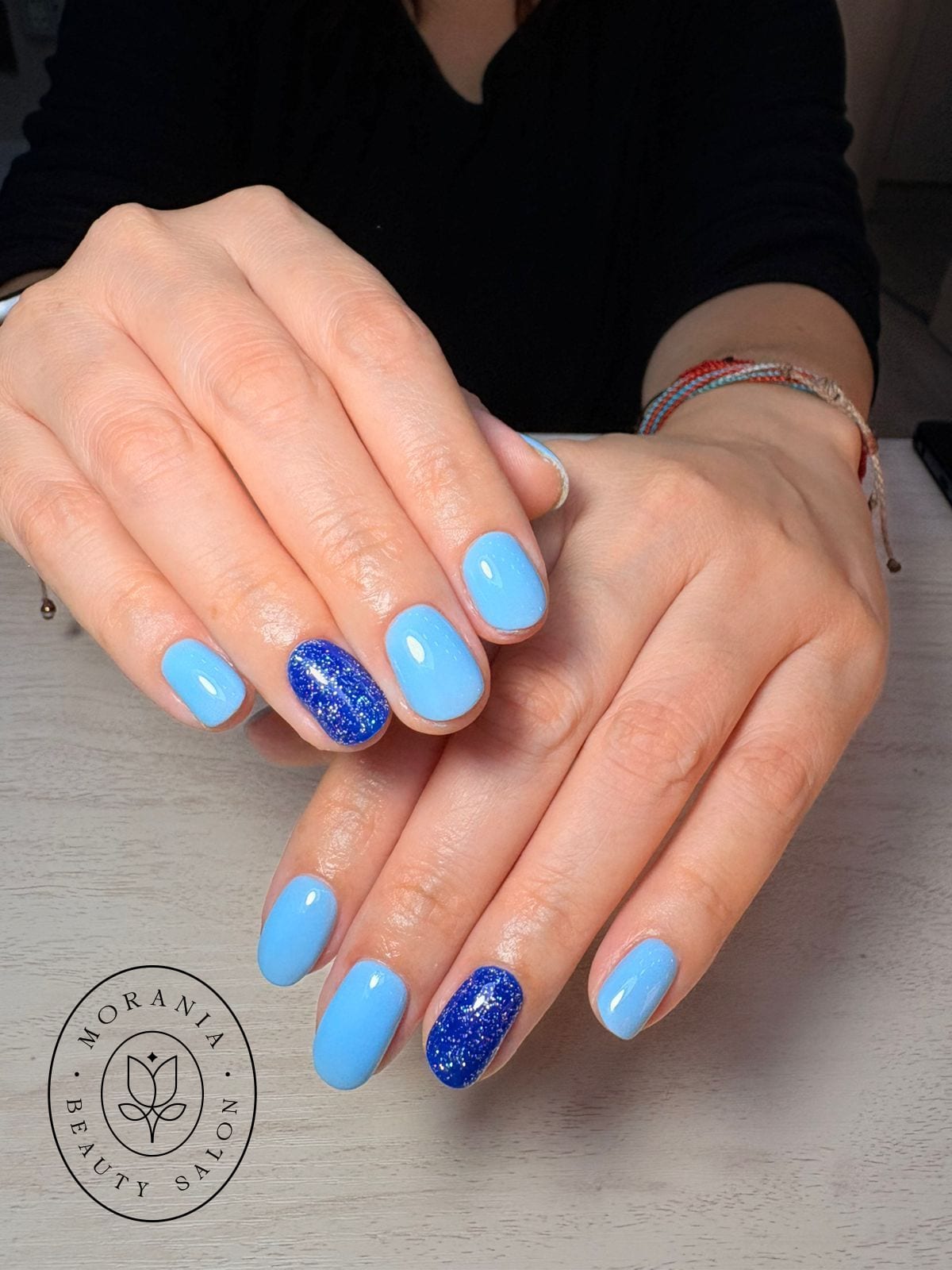 Manicura azul celeste con acentos glitter royal blue, MORANIA Beauty Salon.